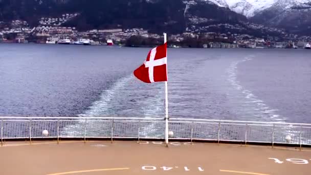 海を進むにつれて波を作る船尾の海洋ボートからの眺め ノルウェーの絵のように美しいフィヨルドに沿ってクルーズ 船の後ろから北ノルウェーのセンジャの海岸からの眺め ノルウェー北部のセンジャ海岸からの眺め — ストック動画