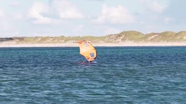 Современный Водный Спорт Гидрофольга Ездит Океану Используя Крыло Силу Ветра — стоковое видео