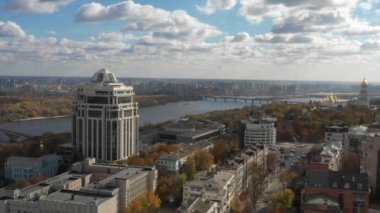 Park of Glory, Metro Köprüsü, Pechersk Lavra, Hava Aracı görüntüleri. Dnipro nehir manzaralı. Yazın Kyiv 'in panoraması. Ukrayna, Kyiv 'deki Arsenalna bölgesinin uçan kamerayla çekilmiş hava aracı görüntüleri., 
