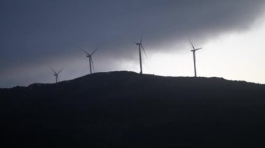 Norveç 'te pitoresk fiyort boyunca dolaşmak, gemiden manzara, Kuzey Norveç' te Senja kıyısı bir teknenin arkasından manzara. Kuzey Norveç 'te Senja kıyıları bir teknenin arkasından görülüyor. Dalgalar oluşturan kıç okyanus teknesinin görüntüsü 