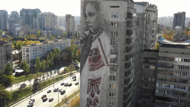 Casa Con Dibujado Graffiti Subterráneo Kiev Ucrania Día Verano Vista — Vídeos de Stock