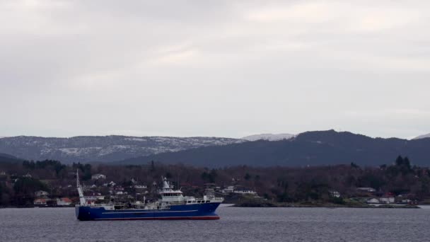沿着挪威风景如画的峡湾巡航 从船上观看 从挪威北部塞尼亚海岸从船尾观看 从船尾看挪威北部Senja海岸 从大海的船尾看到浪花飘扬 — 图库视频影像