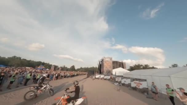Fmx Extreme Pro Motocross Motociclista Andar Moto Pulando Enorme Salto — Vídeo de Stock