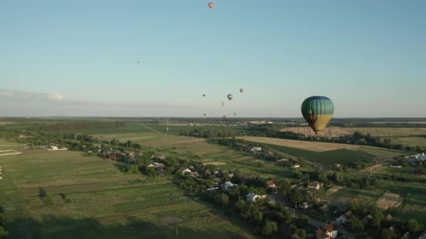 Luftballons Schweben Über Dem Himmel Ballonfestival Großer Ballon Aufblasen Mehrere — Stockvideo