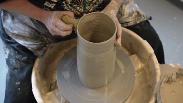 Çömlekçi Çarkında Çalışan Elleri Kapatın Potter Çömlekçi Çarkındaki Çömlek Aletleriyle — Stok video