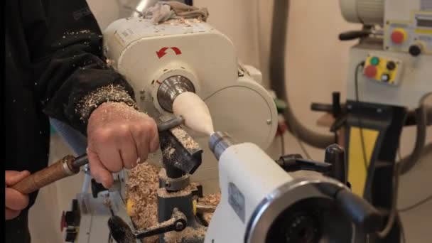 Seorang Tukang Kayu Menggunakan Pahat Untuk Membentuk Sepotong Kayu Untuk — Stok Video