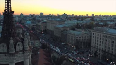 Kiev, Ukrayna üzerinde uçuyor. Independence Meydanı, hava manzaralı. Gün batımı, altın saat. Kiev şehir merkezi hava manzarası. Ukrayna başkentinin merkezi. Ukrayna 'nın Kiev, Ukrayna üzerinde uçan birçok tarihi bina ve srteet var. Bağımsızlık Meydanı, 