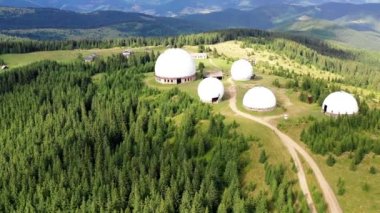 Karpat dağlarındaki terk edilmiş radar istasyonu Pamir Ukrayna 'daki Karpatlar' daki Pamir dağının tepesindeki araştırma istasyonu. Büyük beyaz balonlar ağaçların arasındaki dağlarda dizayn ediliyor. Karpatya 'daki terk edilmiş radar istasyonu Pamir.