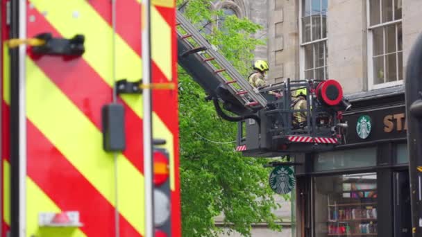苏格兰爱丁堡 英国苏格兰的消防车 带子上写着 伦敦消防队在工作时 不要越过火线离开火场 街上的发动机 苏格兰式消防车 爱丁堡 一种液压发动机 — 图库视频影像