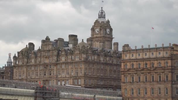 Wideo Wieży Zegarowej Zamku Starożytnych Budynków Edynburgu Szkocja Widok Edynburg — Wideo stockowe