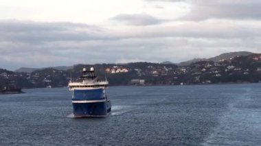 Norveç 'in güzel doğa manzarası, Norveç' teki pitoresk fiyort boyunca yolculuk, gemiden manzara, Norveç 'in kuzeyinde Senja kıyısı, bir teknenin arkasından manzara. Kuzey Norveç 'te Senja' nın kıyıları bir teknenin arkasından görülüyor..