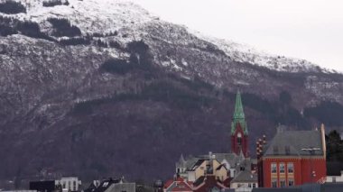 Norveç 'in güzel doğa manzarası, Norveç' teki pitoresk fiyort boyunca yolculuk, gemiden manzara, Norveç 'in kuzeyinde Senja kıyısı, bir teknenin arkasından manzara. Kuzey Norveç 'te Senja' nın kıyıları bir teknenin arkasından görülüyor..