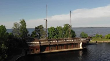 Mezhigirya 'daki Galleon gemi restoranı, Aeria view, Ukrayna' daki Ulusal Park. Bahçe tasarımı Yukarıdan üst hava manzarası. Harika bir ev, zengin bir konut. Seçkin saray göletinin üstündeki drone kamera görüntüsü, ahşap Galleon mavnası, gemi, kıyıda. 