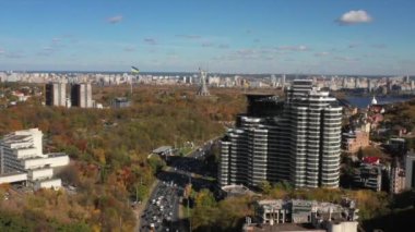  Hava aracı görüntüleri. Dnipro nehir manzaralı. Yazın Kyiv 'in panoraması. Bölgenin kameralı insansız hava aracı görüntüleri, Ukrayna başkentinin birçok tarihi bina ve srteet 'li merkezi bölümü, hava aracı görüntüleri. Park bölgesinin üzerinden uç. 
