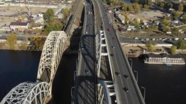 Bir köprünün insansız hava aracı videosu. Kiev hava manzaralı gün batımı, bir köprünün insansız hava aracı videosu. Kiev 'deki modern otomobil ve eski demiryolu köprüleri. Kyiv, Ukrayna. Dnipro nehrinin üzerinde dramatik renkli gün batımı. Ukrayna 'nın tarihi manzarası. Güzel manzaralı