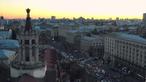 空の景色 日没黄金の時ウクライナキエフ上空を飛ぶ 独立広場 空中ビュー 日没金の時間だ キエフ市内中心部の航空観光 多くの歴史的な建物や通りとウクライナの首都の中央部 — ストック動画