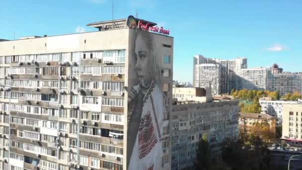 Kvinna Broderad Skjorta Kiev Ukraina Hus Med Ritad Underjordisk Graffiti — Stockvideo