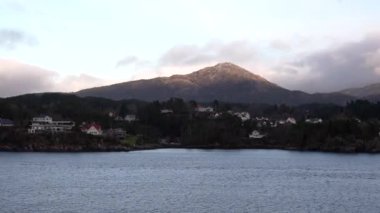  Norveç. İnanılmaz Yaz Manzarası. Norveç 'in ünlü doğal dönüm noktasında yüzen gemi ya da feribot gemisi ve Popüler İstikamet Yaz Gününde. Arka planda karlı Lyngen Alpleri, Norveç Denizi 'nde vapur gezisi, Fiords