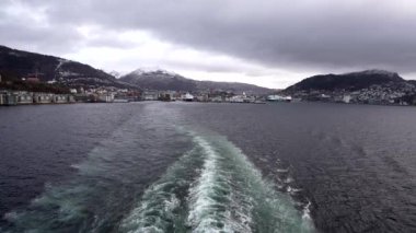  Norveç. İnanılmaz Yaz Manzarası. Norveç 'in ünlü doğal dönüm noktasında yüzen gemi ya da feribot gemisi ve Popüler İstikamet Yaz Gününde. Arka planda karlı Lyngen Alpleri, Norveç Denizi 'nde vapur gezisi, Fiords