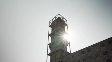 Aarhus, Danimarka, Aarhus 'ta kalabalık bir cadde ve arkasında belediye binası var. Aarhus, güneşli bir günde çok sayıda yayanın bulunduğu Danimarka 'nın ikinci büyük şehridir. Aarhus, Danimarka' nın Arkasındaki belediye binasının işlek caddesi.