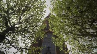 Aarhus Danimarka Şehir Merkezi, güneşli bir yaz gününde pek çok yayayla dolu bir günde, şehrin mimarisi, Aarhus Katedrali, Kilise, alışveriş caddesi merkezinin manzarası, Aarhus 'taki kilise, Danimarka' nın başkenti