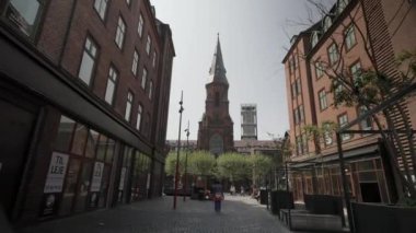 Hyperlapse, time apse, Aarhus Danimarka Şehir Merkezi yazın güneşli bir günde birçok yaya ile yoğun bir gün, şehrin mimarisi, Aarhus Katedrali, Kilise, alışveriş caddesi merkezi manzarası, Hyperlapse, Aarhus şehir merkezindeki kilise