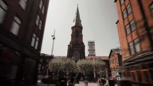 在一个繁忙的日子里 在一个阳光明媚的日子里 与许多行人在奥胡斯丹麦市中心 城市建筑 奥胡斯大教堂 购物街中心景观 奥胡斯丹麦城的奥胡斯教堂 — 图库视频影像