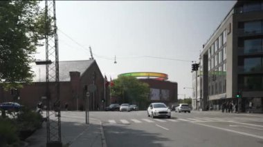 Aarhus, Danimarka, Aarhus 'ta kalabalık bir cadde ve arkasında belediye binası var. Aarhus, güneşli bir günde, şehrin mimarisi ve yayaları ile dolu bir günde Danimarka 'nın en büyük ikinci şehridir.