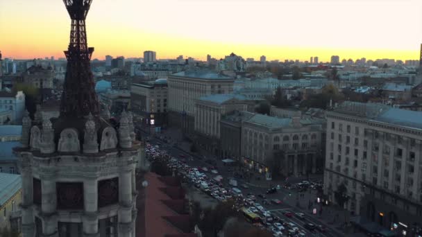 ウクライナのキエフ上空を飛行中 独立広場 空中ビュー 日没金の時間だ キエフ市内中心部の航空観光 多くの歴史的な建物や通りとウクライナの首都の中央部 — ストック動画