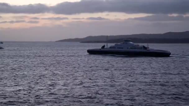 노르웨이 아름다운 협만을 크루즈 노르웨이 해안에 뒤에서 바라본다 노르웨이 의세냐 — 비디오