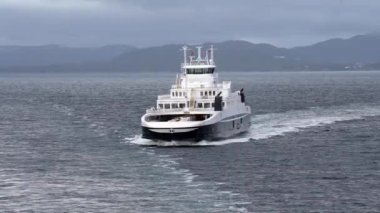 Norveç 'in güzel doğa manzarası, Norveç' teki pitoresk fiyort boyunca yolculuk, gemiden manzara, Norveç 'in kuzeyinde Senja kıyısı, bir teknenin arkasından manzara. Kuzey Norveç 'te Senja' nın kıyıları bir teknenin arkasından görülüyor..