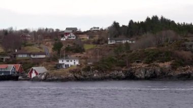 Norveç 'in güzel doğa manzarası, Norveç' teki pitoresk fiyort boyunca yolculuk, gemiden manzara, Norveç 'in kuzeyinde Senja kıyısı, bir teknenin arkasından manzara. Kuzey Norveç 'te Senja' nın kıyıları bir teknenin arkasından görülüyor..