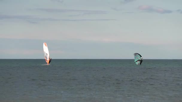 선수가 하이드로 서핑을 스포츠 호일은 날개와 바람의 이용하여 바다를 달리는 — 비디오