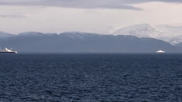 美しい自然ノルウェーの自然景観 ノルウェーの絵のように美しいフィヨルドに沿ってクルーズ 船の後ろから北ノルウェーのセンジャの海岸からの眺め 船の後ろから見るノルウェー北部のセンジャの海岸 — ストック動画
