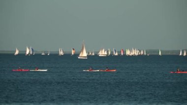 Danimarka 'da Tekne Festivali, İskandinavya, Modern yelken yatı eski geleneksel İskandinav limanına giriyor, antik Viking gemisini direğe doğru sürüyor Yachts during Summer Sailing Regatta, Danimarka' da tekne festivali, İskandinavya, 