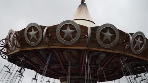Παραδοσιακό Διώροφο Fairground Vintage Carousel Ηλιοβασίλεμα Απαλό Φως Λάμψη Στο — Αρχείο Βίντεο