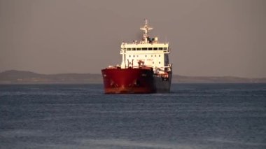  Danimarka Aarhus, İskandinavya, Viking gemisi, Danimarka 'da Tekne Festivali Aarhus, İskandinavya, Modern yelken yatı eski geleneksel İskandinav limanına giriyor, antik Viking gemisi yelkenli yelkenliyle Yaz Yelkenli Yarışı sırasında Yat' a yaklaşıyor.