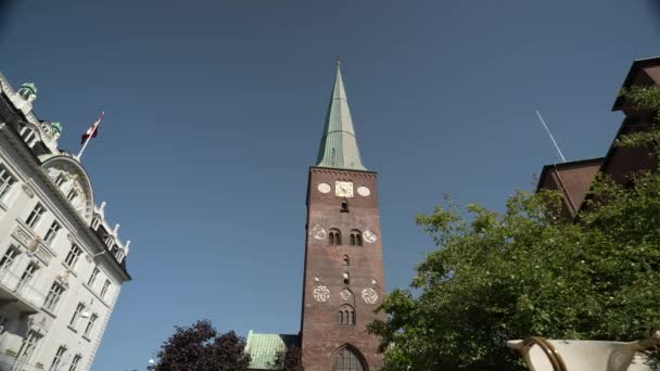 Церковь Центре Дании Солнечный День Центр Города Орхус Дания Напряженный — стоковое видео