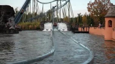 Lunaparktaki lunaparktaki hız treninden suya düştü. Battrupholtve, Nimtofte, Danimarka lunaparktaki lunaparktaki hız treninden suya düştü. Püskürt. Çekicilik. Eğlence, lunapark treninde yüzen kayıklar 