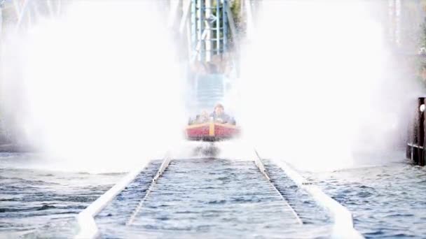 Verpletter Het Water Van Achtbaan Het Pretpark Battrupholtve Nimtofte Danmark — Stockvideo