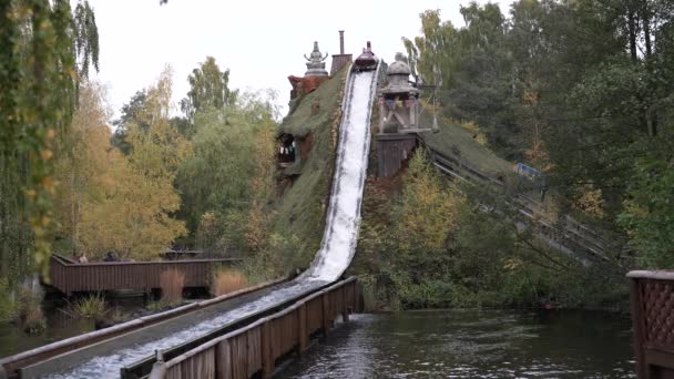 Zdrobiți Apă Roller Coaster Apă Parc Distracții Battrupholtve Nimtofte Danmark — Videoclip de stoc