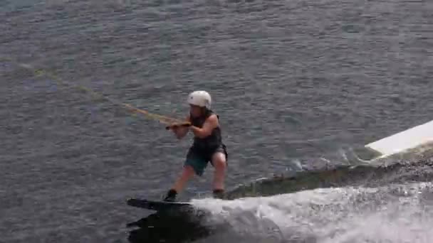 Wakeboardcu Parkta Kablo Açık Havada Üstünde Sörf Yapıyor Üzerinde Sörf — Stok video
