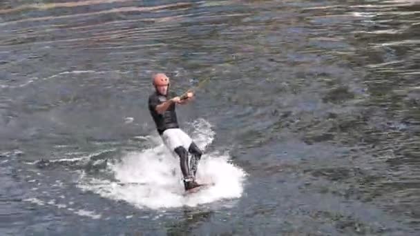 Прогулка Вейкборду Парке Открытый Экстрим Воде Серфинг Воде Молодой Человек — стоковое видео
