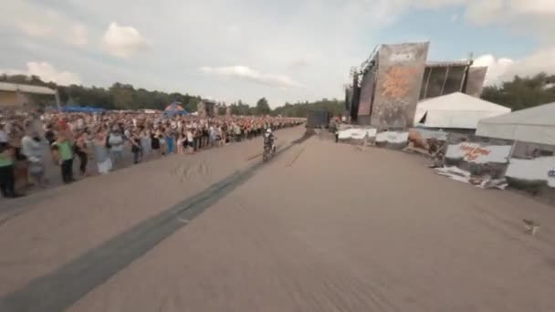 Extremprofi Motocross Biker Der Motorrad Fährt Und Riesige Sprünge Macht — Stockvideo