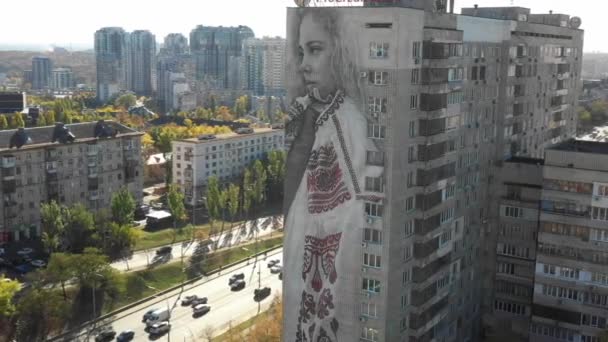 Flygfoto Vacker Graffiti Kvinna Broderad Skjorta Kiev Ukraina Hus Med — Stockvideo