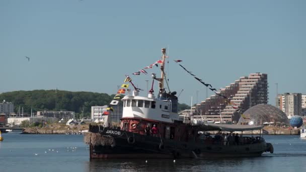 丹麦阿尔胡斯 斯堪的纳维亚半岛 斯堪的纳维亚 现代帆船进入古老的传统意义上的丑闻鸟类港口 桅杆帆船逆风驶离游艇在夏季帆船比赛中关闭游艇 — 图库视频影像