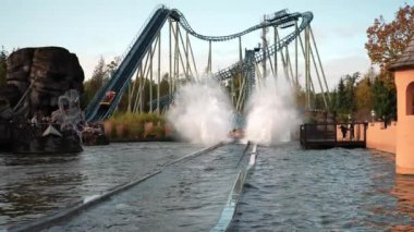 Battrupholtve, Nimtofte, Danimarka - 12 26 2022: Lunaparktaki lunaparktaki su treninden suya düştü. Püskürt. Çekicilik. Eğlence, lunaparktaki su hız treninde tekne yüzüyor.