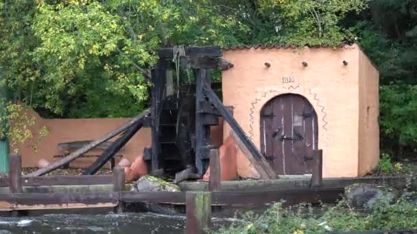 Water Spins Wheel Hydroelectric Power Mill Water Spins Wheel Hydroelectric — Stock Video
