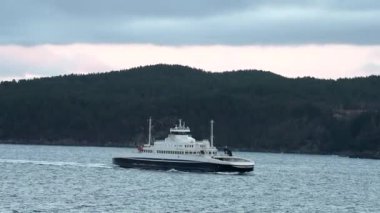 Norveç 'te pitoresk fiyort boyunca dolaşmak, gemiden manzara, Kuzey Norveç' te Senja kıyısı bir teknenin arkasından manzara. Kuzey Norveç 'te Senja' nın kıyıları bir teknenin arkasından görülüyor..