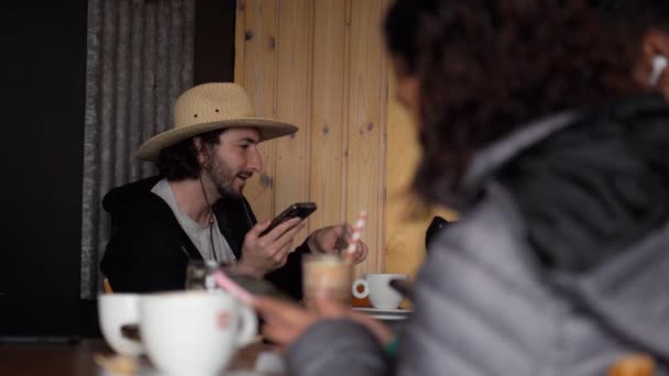 Der Mann Telefoniert Einem Café Ein Mann Sitzt Einem Tisch — Stockvideo